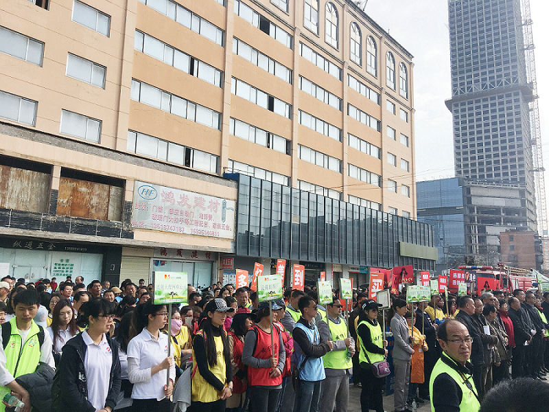 2017年3月5日，是我國(guó)第54個(gè)學(xué)雷鋒紀(jì)念日。3月份的春天萬(wàn)物復(fù)蘇，百花齊放。陽(yáng)光透過(guò)淡薄的云層照耀著大地，它的萬(wàn)道金光愉快地普照著萬(wàn)物。春風(fēng)拂面,是那么清柔,那么親切,就像是雷鋒的精神一直溫暖著、鼓舞著我們!